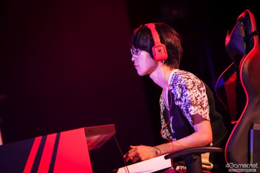 画像ギャラリー No.066のサムネイル画像 / 8時間にわたる激闘が繰り広げられた「RAGE Vol .2 GRAND FINALS」ストV部門フォトレポート。謎のサプライズゲストに会場は大盛り上がり