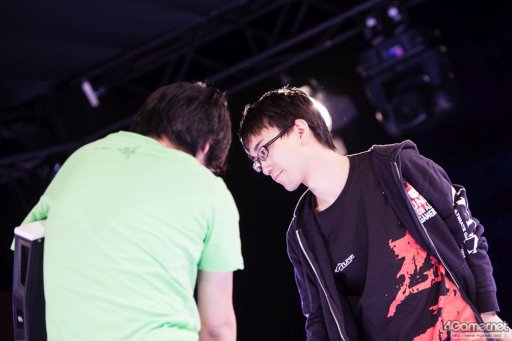 画像ギャラリー No.072のサムネイル画像 / 8時間にわたる激闘が繰り広げられた「RAGE Vol .2 GRAND FINALS」ストV部門フォトレポート。謎のサプライズゲストに会場は大盛り上がり