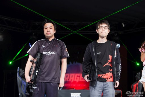 画像ギャラリー No.074のサムネイル画像 / 8時間にわたる激闘が繰り広げられた「RAGE Vol .2 GRAND FINALS」ストV部門フォトレポート。謎のサプライズゲストに会場は大盛り上がり