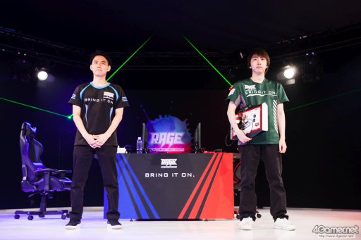 画像ギャラリー No.080のサムネイル画像 / 8時間にわたる激闘が繰り広げられた「RAGE Vol .2 GRAND FINALS」ストV部門フォトレポート。謎のサプライズゲストに会場は大盛り上がり