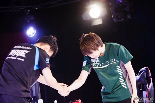 画像ギャラリー No.084のサムネイル画像 / 8時間にわたる激闘が繰り広げられた「RAGE Vol .2 GRAND FINALS」ストV部門フォトレポート。謎のサプライズゲストに会場は大盛り上がり