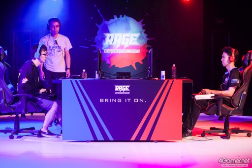 画像ギャラリー No.088のサムネイル画像 / 8時間にわたる激闘が繰り広げられた「RAGE Vol .2 GRAND FINALS」ストV部門フォトレポート。謎のサプライズゲストに会場は大盛り上がり