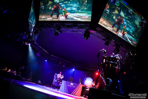 画像ギャラリー No.090のサムネイル画像 / 8時間にわたる激闘が繰り広げられた「RAGE Vol .2 GRAND FINALS」ストV部門フォトレポート。謎のサプライズゲストに会場は大盛り上がり