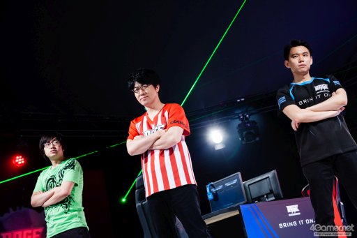 画像ギャラリー No.094のサムネイル画像 / 8時間にわたる激闘が繰り広げられた「RAGE Vol .2 GRAND FINALS」ストV部門フォトレポート。謎のサプライズゲストに会場は大盛り上がり