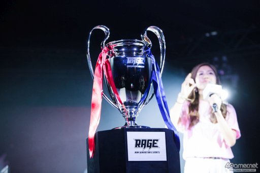 画像ギャラリー No.095のサムネイル画像 / 8時間にわたる激闘が繰り広げられた「RAGE Vol .2 GRAND FINALS」ストV部門フォトレポート。謎のサプライズゲストに会場は大盛り上がり