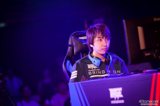 画像ギャラリー No.098のサムネイル画像 / 8時間にわたる激闘が繰り広げられた「RAGE Vol .2 GRAND FINALS」ストV部門フォトレポート。謎のサプライズゲストに会場は大盛り上がり