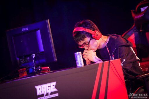 画像ギャラリー No.099のサムネイル画像 / 8時間にわたる激闘が繰り広げられた「RAGE Vol .2 GRAND FINALS」ストV部門フォトレポート。謎のサプライズゲストに会場は大盛り上がり