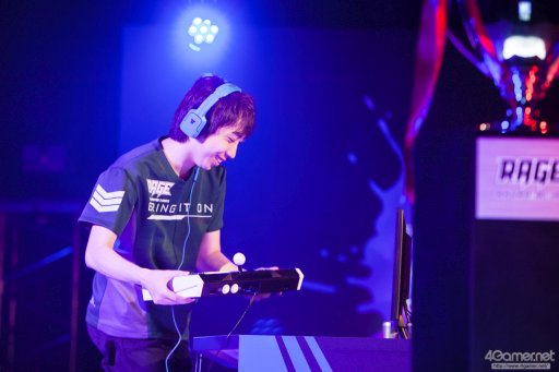 画像ギャラリー No.101のサムネイル画像 / 8時間にわたる激闘が繰り広げられた「RAGE Vol .2 GRAND FINALS」ストV部門フォトレポート。謎のサプライズゲストに会場は大盛り上がり