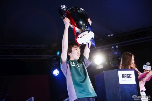 画像ギャラリー No.103のサムネイル画像 / 8時間にわたる激闘が繰り広げられた「RAGE Vol .2 GRAND FINALS」ストV部門フォトレポート。謎のサプライズゲストに会場は大盛り上がり