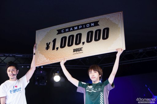 画像ギャラリー No.104のサムネイル画像 / 8時間にわたる激闘が繰り広げられた「RAGE Vol .2 GRAND FINALS」ストV部門フォトレポート。謎のサプライズゲストに会場は大盛り上がり