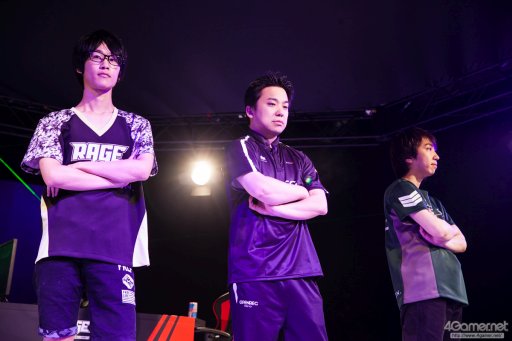 画像ギャラリー No.105のサムネイル画像 / 8時間にわたる激闘が繰り広げられた「RAGE Vol .2 GRAND FINALS」ストV部門フォトレポート。謎のサプライズゲストに会場は大盛り上がり