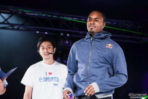 画像ギャラリー No.106のサムネイル画像 / 8時間にわたる激闘が繰り広げられた「RAGE Vol .2 GRAND FINALS」ストV部門フォトレポート。謎のサプライズゲストに会場は大盛り上がり