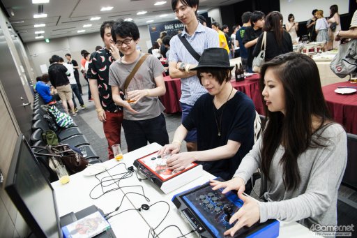 画像ギャラリー No.109のサムネイル画像 / 8時間にわたる激闘が繰り広げられた「RAGE Vol .2 GRAND FINALS」ストV部門フォトレポート。謎のサプライズゲストに会場は大盛り上がり