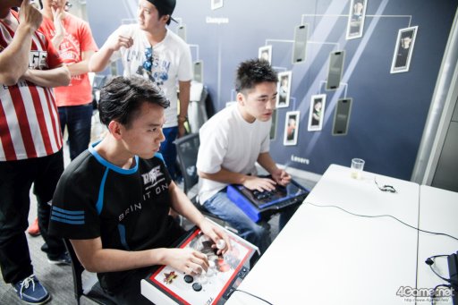 画像ギャラリー No.115のサムネイル画像 / 8時間にわたる激闘が繰り広げられた「RAGE Vol .2 GRAND FINALS」ストV部門フォトレポート。謎のサプライズゲストに会場は大盛り上がり