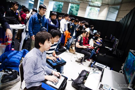 ���������꡼ No.004�Υ���ͥ������ / �ȥåץץ쥤�䡼ã�ˤ��֥���V����§�ȡ��ʥ��ȡ�Red Bull Tower of Pride�ץե��ȥ�ݡ��ȡ�ͥ���Ϥ����Τ�����μ��