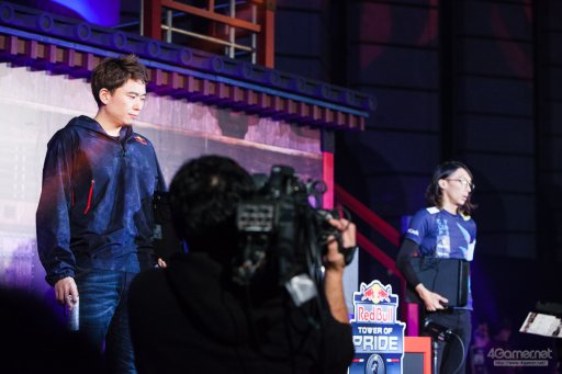 ���������꡼ No.012�Υ���ͥ������ / �ȥåץץ쥤�䡼ã�ˤ��֥���V����§�ȡ��ʥ��ȡ�Red Bull Tower of Pride�ץե��ȥ�ݡ��ȡ�ͥ���Ϥ����Τ�����μ��