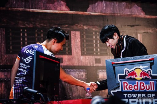 ���������꡼ No.030�Υ���ͥ������ / �ȥåץץ쥤�䡼ã�ˤ��֥���V����§�ȡ��ʥ��ȡ�Red Bull Tower of Pride�ץե��ȥ�ݡ��ȡ�ͥ���Ϥ����Τ�����μ��