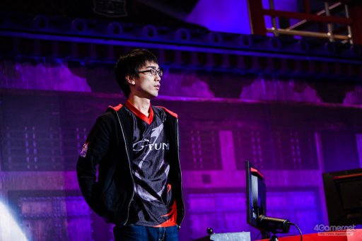 ���������꡼ No.043�Υ���ͥ������ / �ȥåץץ쥤�䡼ã�ˤ��֥���V����§�ȡ��ʥ��ȡ�Red Bull Tower of Pride�ץե��ȥ�ݡ��ȡ�ͥ���Ϥ����Τ�����μ��