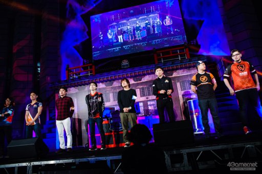 ���������꡼ No.053�Υ���ͥ������ / �ȥåץץ쥤�䡼ã�ˤ��֥���V����§�ȡ��ʥ��ȡ�Red Bull Tower of Pride�ץե��ȥ�ݡ��ȡ�ͥ���Ϥ����Τ�����μ��