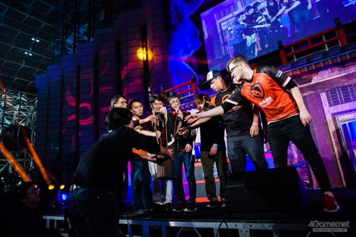 ���������꡼ No.054�Υ���ͥ������ / �ȥåץץ쥤�䡼ã�ˤ��֥���V����§�ȡ��ʥ��ȡ�Red Bull Tower of Pride�ץե��ȥ�ݡ��ȡ�ͥ���Ϥ����Τ�����μ��