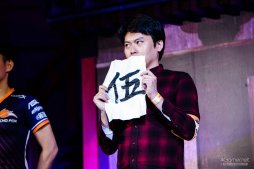 ���������꡼ No.056�Υ���ͥ������ / �ȥåץץ쥤�䡼ã�ˤ��֥���V����§�ȡ��ʥ��ȡ�Red Bull Tower of Pride�ץե��ȥ�ݡ��ȡ�ͥ���Ϥ����Τ�����μ��