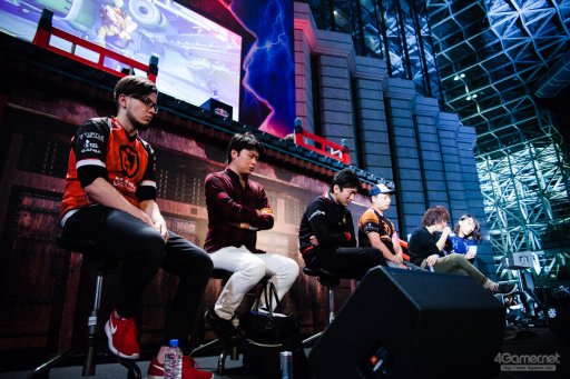 ���������꡼ No.069�Υ���ͥ������ / �ȥåץץ쥤�䡼ã�ˤ��֥���V����§�ȡ��ʥ��ȡ�Red Bull Tower of Pride�ץե��ȥ�ݡ��ȡ�ͥ���Ϥ����Τ�����μ��