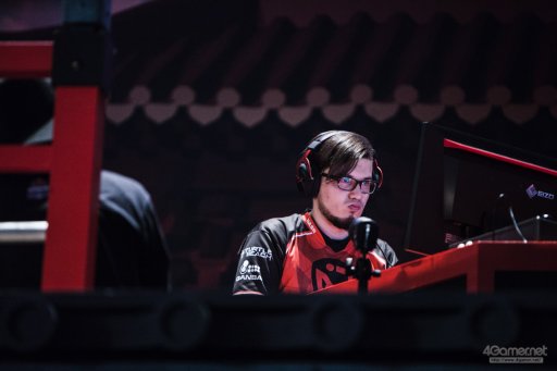 ���������꡼ No.073�Υ���ͥ������ / �ȥåץץ쥤�䡼ã�ˤ��֥���V����§�ȡ��ʥ��ȡ�Red Bull Tower of Pride�ץե��ȥ�ݡ��ȡ�ͥ���Ϥ����Τ�����μ��