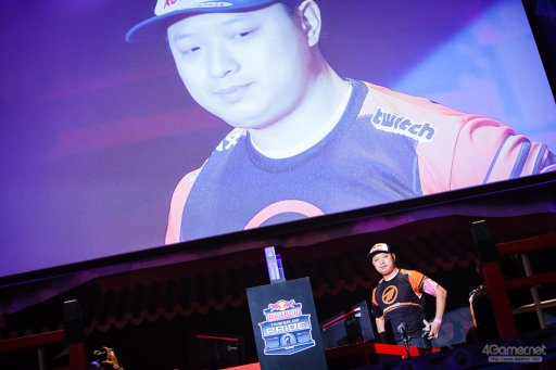 ���������꡼ No.084�Υ���ͥ������ / �ȥåץץ쥤�䡼ã�ˤ��֥���V����§�ȡ��ʥ��ȡ�Red Bull Tower of Pride�ץե��ȥ�ݡ��ȡ�ͥ���Ϥ����Τ�����μ��