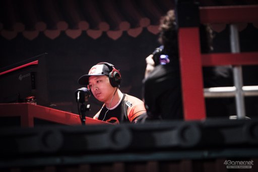 ���������꡼ No.093�Υ���ͥ������ / �ȥåץץ쥤�䡼ã�ˤ��֥���V����§�ȡ��ʥ��ȡ�Red Bull Tower of Pride�ץե��ȥ�ݡ��ȡ�ͥ���Ϥ����Τ�����μ��