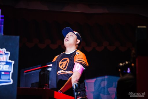 ���������꡼ No.094�Υ���ͥ������ / �ȥåץץ쥤�䡼ã�ˤ��֥���V����§�ȡ��ʥ��ȡ�Red Bull Tower of Pride�ץե��ȥ�ݡ��ȡ�ͥ���Ϥ����Τ�����μ��