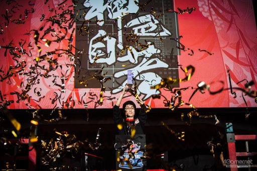 ���������꡼ No.101�Υ���ͥ������ / �ȥåץץ쥤�䡼ã�ˤ��֥���V����§�ȡ��ʥ��ȡ�Red Bull Tower of Pride�ץե��ȥ�ݡ��ȡ�ͥ���Ϥ����Τ�����μ��