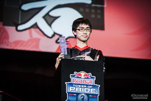 ���������꡼ No.102�Υ���ͥ������ / �ȥåץץ쥤�䡼ã�ˤ��֥���V����§�ȡ��ʥ��ȡ�Red Bull Tower of Pride�ץե��ȥ�ݡ��ȡ�ͥ���Ϥ����Τ�����μ��