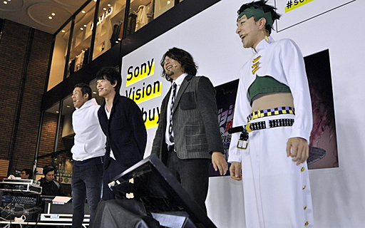 画像ギャラリー No.005のサムネイル画像 / 麒麟の田村裕さんが空条親子でディオ親子に挑む! 「ソニービジョン渋谷 キックオフ イベント」で行われた「ジョジョの奇妙な冒険 アイズオブヘブン」トークショウをレポート