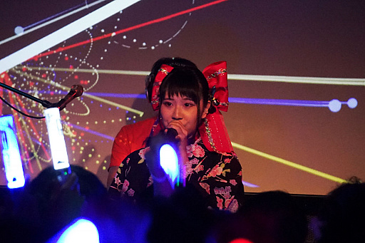 画像ギャラリー No.001のサムネイル画像 / 「ゴシックは魔法乙女」初のライブイベントをレポート。Ryu☆氏が歴代ケイブサウンドをフロアに響かせ,ヒゲのおじさんが息も絶え絶えに熱唱した