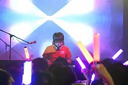 画像ギャラリー No.002のサムネイル画像 / 「ゴシックは魔法乙女」初のライブイベントをレポート。Ryu☆氏が歴代ケイブサウンドをフロアに響かせ,ヒゲのおじさんが息も絶え絶えに熱唱した