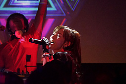 画像ギャラリー No.003のサムネイル画像 / 「ゴシックは魔法乙女」初のライブイベントをレポート。Ryu☆氏が歴代ケイブサウンドをフロアに響かせ,ヒゲのおじさんが息も絶え絶えに熱唱した