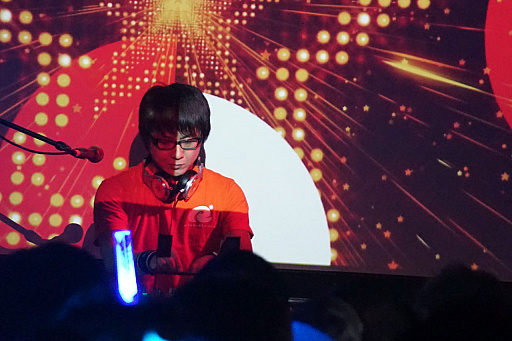 画像ギャラリー No.004のサムネイル画像 / 「ゴシックは魔法乙女」初のライブイベントをレポート。Ryu☆氏が歴代ケイブサウンドをフロアに響かせ,ヒゲのおじさんが息も絶え絶えに熱唱した