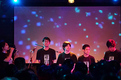 画像ギャラリー No.006のサムネイル画像 / 「ゴシックは魔法乙女」初のライブイベントをレポート。Ryu☆氏が歴代ケイブサウンドをフロアに響かせ,ヒゲのおじさんが息も絶え絶えに熱唱した