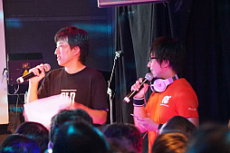 画像ギャラリー No.008のサムネイル画像 / 「ゴシックは魔法乙女」初のライブイベントをレポート。Ryu☆氏が歴代ケイブサウンドをフロアに響かせ,ヒゲのおじさんが息も絶え絶えに熱唱した