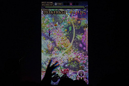 画像ギャラリー No.010のサムネイル画像 / 「ゴシックは魔法乙女」初のライブイベントをレポート。Ryu☆氏が歴代ケイブサウンドをフロアに響かせ,ヒゲのおじさんが息も絶え絶えに熱唱した