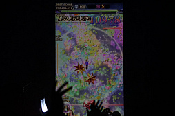 画像ギャラリー No.012のサムネイル画像 / 「ゴシックは魔法乙女」初のライブイベントをレポート。Ryu☆氏が歴代ケイブサウンドをフロアに響かせ,ヒゲのおじさんが息も絶え絶えに熱唱した