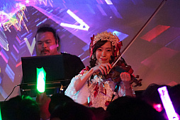 画像ギャラリー No.013のサムネイル画像 / 「ゴシックは魔法乙女」初のライブイベントをレポート。Ryu☆氏が歴代ケイブサウンドをフロアに響かせ,ヒゲのおじさんが息も絶え絶えに熱唱した