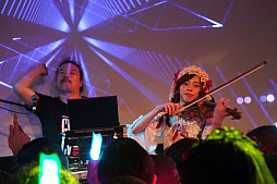 画像ギャラリー No.014のサムネイル画像 / 「ゴシックは魔法乙女」初のライブイベントをレポート。Ryu☆氏が歴代ケイブサウンドをフロアに響かせ,ヒゲのおじさんが息も絶え絶えに熱唱した