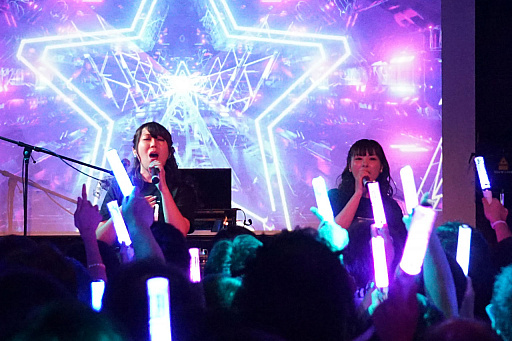 画像ギャラリー No.015のサムネイル画像 / 「ゴシックは魔法乙女」初のライブイベントをレポート。Ryu☆氏が歴代ケイブサウンドをフロアに響かせ,ヒゲのおじさんが息も絶え絶えに熱唱した