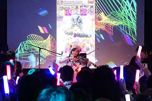 画像ギャラリー No.016のサムネイル画像 / 「ゴシックは魔法乙女」初のライブイベントをレポート。Ryu☆氏が歴代ケイブサウンドをフロアに響かせ,ヒゲのおじさんが息も絶え絶えに熱唱した