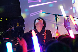 画像ギャラリー No.017のサムネイル画像 / 「ゴシックは魔法乙女」初のライブイベントをレポート。Ryu☆氏が歴代ケイブサウンドをフロアに響かせ,ヒゲのおじさんが息も絶え絶えに熱唱した
