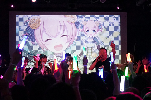 画像ギャラリー No.018のサムネイル画像 / 「ゴシックは魔法乙女」初のライブイベントをレポート。Ryu☆氏が歴代ケイブサウンドをフロアに響かせ,ヒゲのおじさんが息も絶え絶えに熱唱した