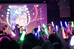 画像ギャラリー No.019のサムネイル画像 / 「ゴシックは魔法乙女」初のライブイベントをレポート。Ryu☆氏が歴代ケイブサウンドをフロアに響かせ,ヒゲのおじさんが息も絶え絶えに熱唱した