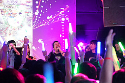 画像ギャラリー No.020のサムネイル画像 / 「ゴシックは魔法乙女」初のライブイベントをレポート。Ryu☆氏が歴代ケイブサウンドをフロアに響かせ,ヒゲのおじさんが息も絶え絶えに熱唱した