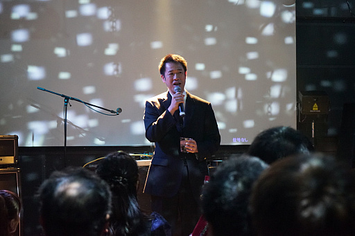 画像ギャラリー No.021のサムネイル画像 / 「ゴシックは魔法乙女」初のライブイベントをレポート。Ryu☆氏が歴代ケイブサウンドをフロアに響かせ,ヒゲのおじさんが息も絶え絶えに熱唱した